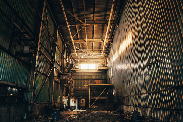 Entrepôt industriel ou bâtiment d'usine à l'intérieur, fabrication abandonnée ou vide - Photo, image
