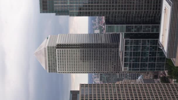 Függőleges videó timelapse videó a londoni Canary Wharf-ról - Felvétel, videó
