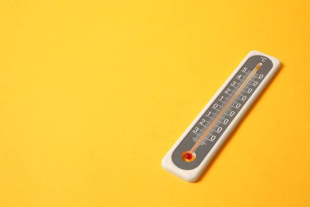 Weather thermometer on yellow background. Space for text - Fotografie, Obrázek