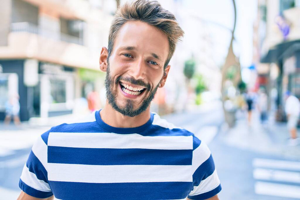 bel homme caucasien avec barbe souriant heureux en plein air - Photo, image