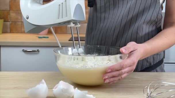 Женщина готовит тесто для кексов - Кадры, видео