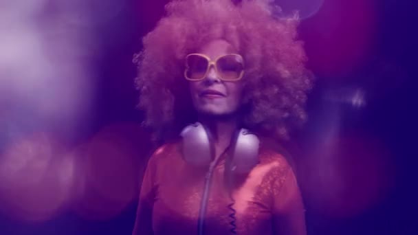 Mulher sênior dançando na discoteca com fones de ouvido - Filmagem, Vídeo