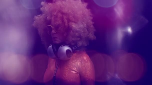 Seniorin tanzt mit Kopfhörern in Disco - Filmmaterial, Video