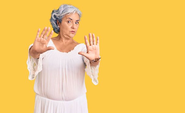 Seniorin mit grauen Haaren trägt Bohème-Stil tun Stop-Geste mit den Händen Handflächen, Wut und Frustration Ausdruck  - Foto, Bild