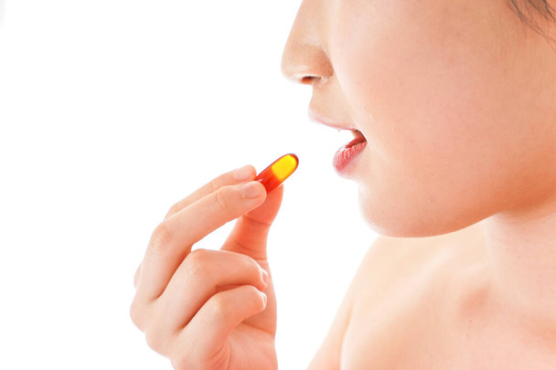 Mladá žena užívající léky, doplňky - Fotografie, Obrázek