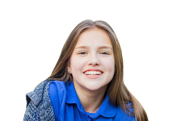 Портрет щасливої дівчини-підлітка з посмішкою дивиться на камеру ізольовано на білому тлі. смішні
 - Фото, зображення
