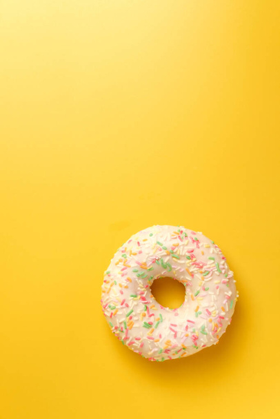 white donut on yellow background top view copy space - Foto, Imagem