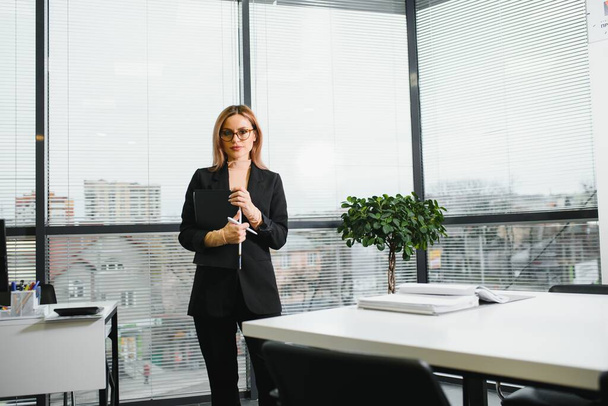 Start up of enterprise, women leader the new company self-confident - Zdjęcie, obraz