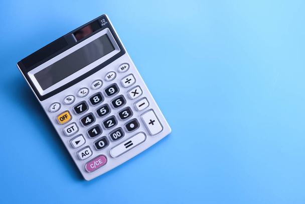 Calculator toetsenbord op een blauwe achtergrond. Bovenaanzicht. Kopieerruimte - Foto, afbeelding