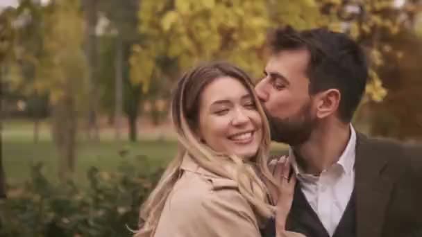 Schönes junges Paar spaziert im Herbstpark - Filmmaterial, Video
