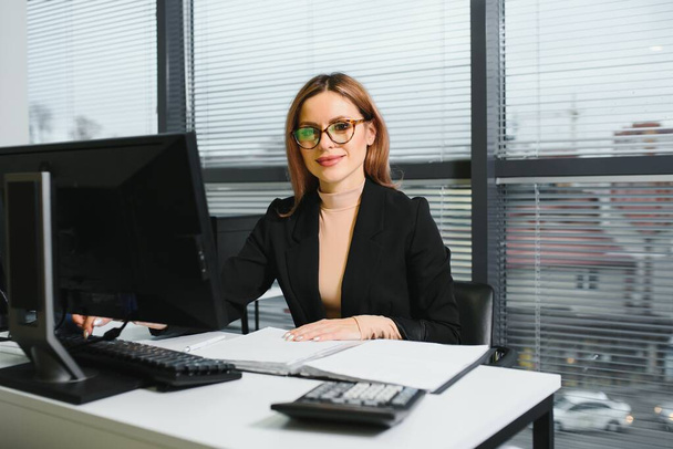 Portrait of modern business woman in office - Zdjęcie, obraz