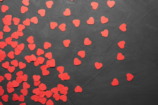 Ημέρα του Αγίου Βαλεντίνου ευχετήρια κάρτα κουτί με κόκκινες καρδιές σε πέτρινο φόντο. Αντιγραφή προβολής χώρου πάνω. Επίπεδη - Φωτογραφία, εικόνα