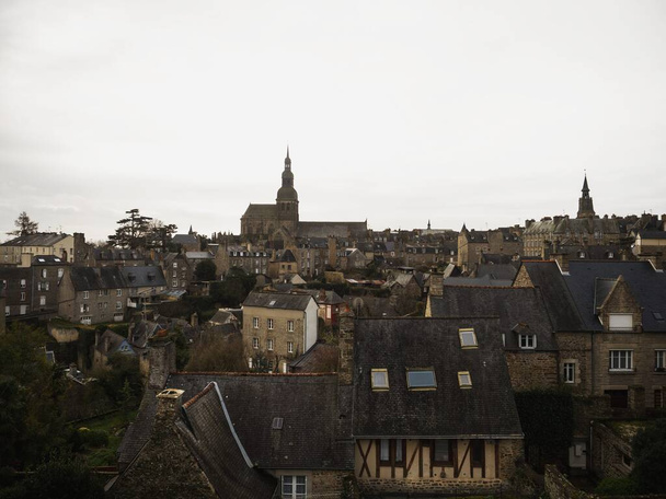 Panorama de edifícios antigos casa de pedra histórica na cidade aldeia Dinan em Cotes dArmor Bretanha França Europa - Foto, Imagem