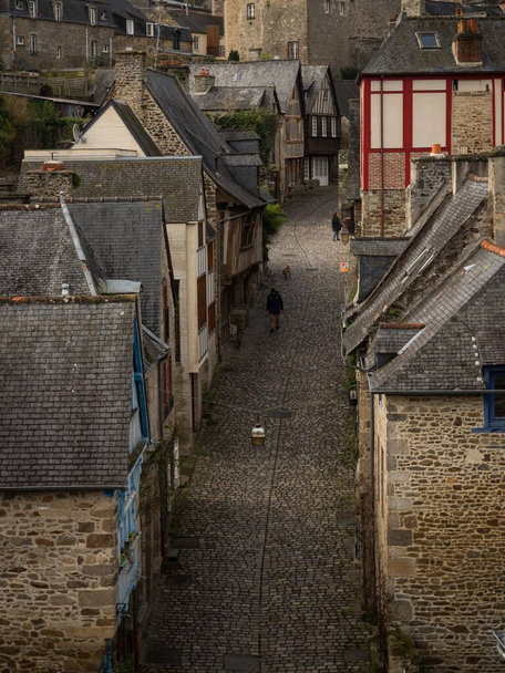 Вузька вулиця з бруківки провулка в історичному селищі Дінан в Кот-ДАрмор Бретані Франція Європа - Фото, зображення