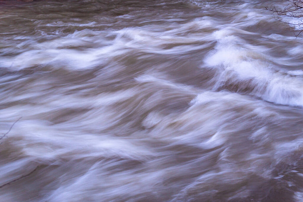 Потік гірської річки в Карпатських горах. - Фото, зображення