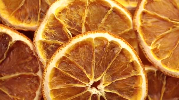 Αποξηραμένα πορτοκάλια κομμένα σε φέτες πάνω όψη με κυκλική περιστροφή. Χορτοφαγικά τσιπ φρούτων, επίπεδη lay. - Πλάνα, βίντεο