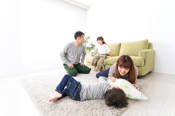 Family playing at home - 写真・画像