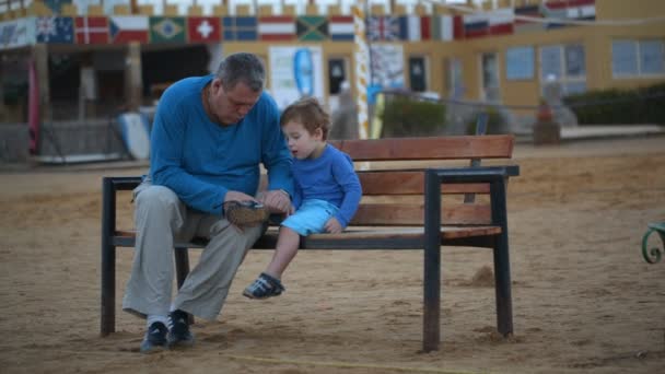 Abuelo y nieto en el banco
 - Imágenes, Vídeo