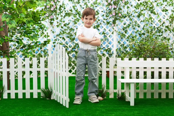 Boy near fence - 写真・画像