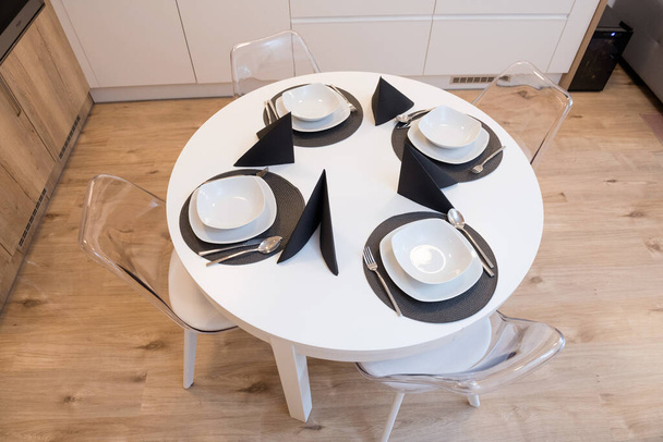 Mesa de comedor en la cocina de apartamento moderno - Foto, imagen