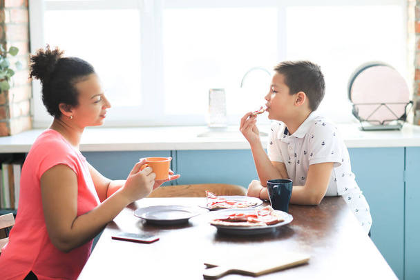 Jantar de família. Pessoas comendo pizza em casa - Foto, Imagem