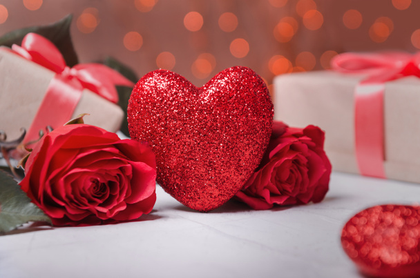 Ημέρα του Αγίου Βαλεντίνου φόντο με καρδιά, δώρα και τριαντάφυλλα. - Φωτογραφία, εικόνα