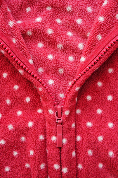 Primer plano de la cremallera abriendo chaqueta de lana roja
 - Foto, Imagen