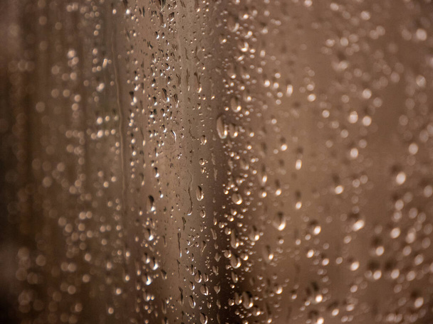 sadepisarat sumutetussa lasissa - Valokuva, kuva