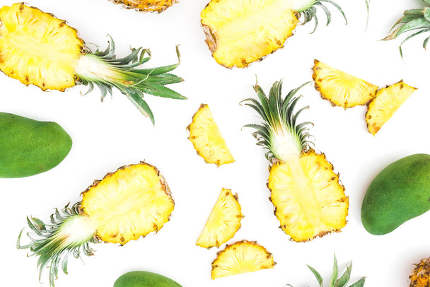 Nakrájené ananas a mango ovoce na bílém pozadí. Byt ležel, horní pohled - Fotografie, Obrázek