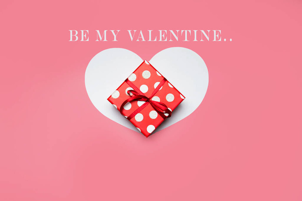 Geschenkschachtel und Herz auf rosa Hintergrund, sei mein Valentinstext - Foto, Bild