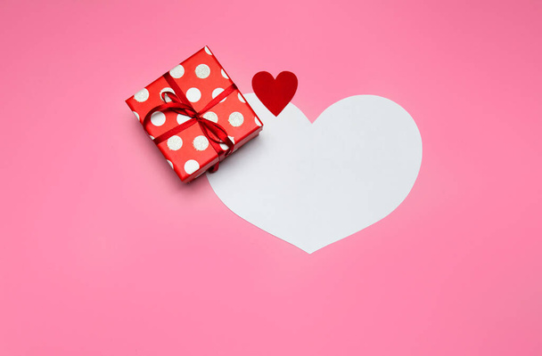 Caja de regalo y corazón sobre fondo rosa - Foto, imagen