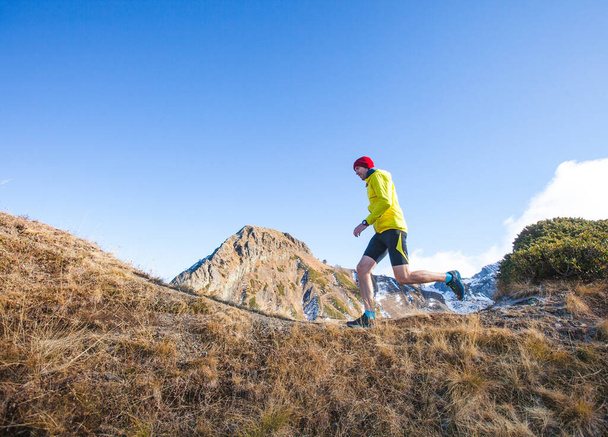 Genç adam dağlarda koşu antrenmanı yapıyor. Krasnaya Polyana, Sochi, Rusya - Fotoğraf, Görsel
