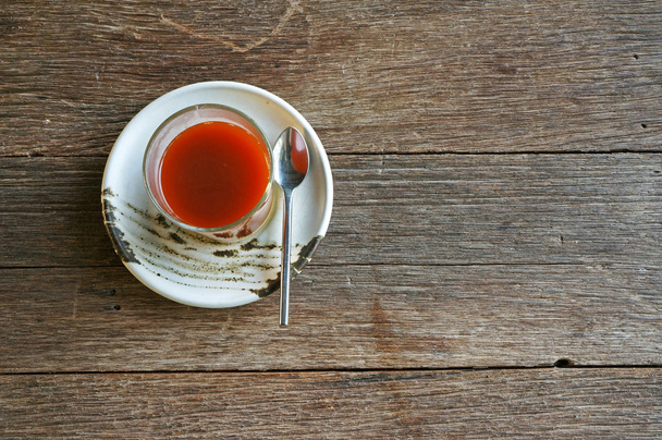 Té caliente sobre mesa de madera (té tailandés)
) - Foto, imagen