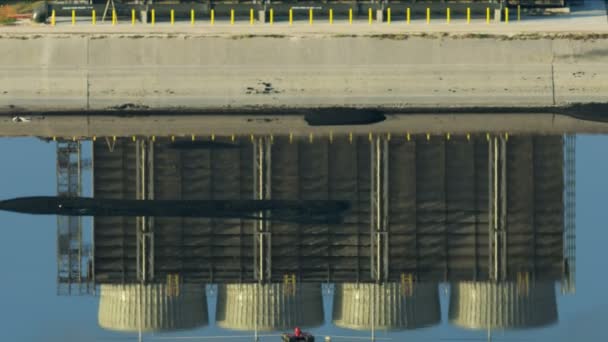 Αεροφωτογραφία του νερού αντανάκλαση Βιομηχανικό συγκρότημα σταθμών παραγωγής ενέργειας με γιγαντιαίους ανεμιστήρες αντλώντας υδρόψυκτες εκπομπές ατμού απευθείας στην ατμόσφαιρα της Αμερικής  - Πλάνα, βίντεο