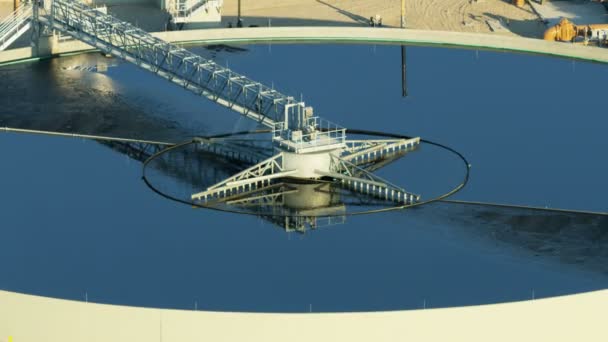 Vista aérea de la planta de aguas residuales grandes tanques de procesamiento para purificar el tratamiento de efluentes de productos en la producción industrial América  - Metraje, vídeo