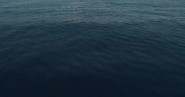 Letecký východ slunce pohled na moře modrý klid oceánské vody - Záběry, video