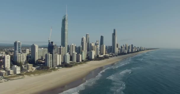 Повітряний вид Серфінгс Рай нависає над золотим узбережжям - Кадри, відео