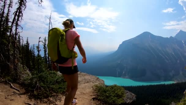POV Caminante femenina caucásica logrando su objetivo de vacaciones de senderismo con éxito montaña para ver la vista general del lago turquesa Columbia Británica Canadá - Metraje, vídeo
