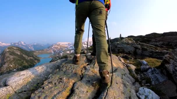 Aktivní lidé volný čas pěší turistika v extrémním vysokohorském terénu v jasném letním slunci poblíž summitu Britská Kolumbie   - Záběry, video