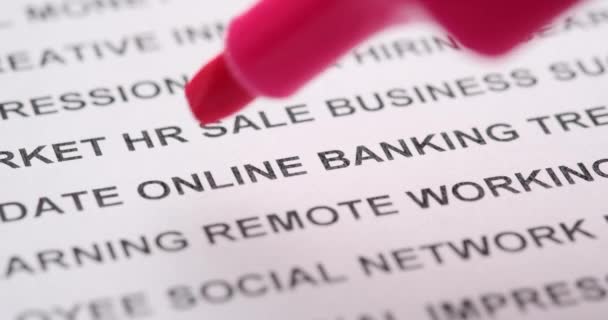 Ροζ στυλό highlighter σηματοδοτεί λέξεις online banking. Μακρό πλάνο, επιλεκτική εστίαση  - Πλάνα, βίντεο