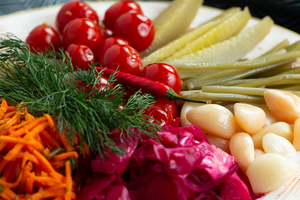 Verdure sottaceto e salate in un piatto. Su uno sfondo chiaro. - Foto, immagini