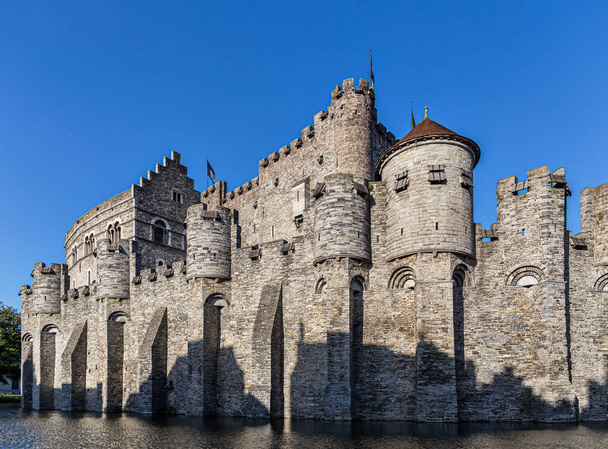 Castillo de Gante (Gand) reflejándose en el agua (Bélgica) - Foto, Imagen
