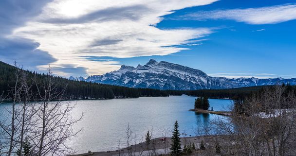 Dois Jack Lake no início do inverno dia ensolarado. Banff National Park, Canadian Rockies, Alberta, Canadá. - Foto, Imagem