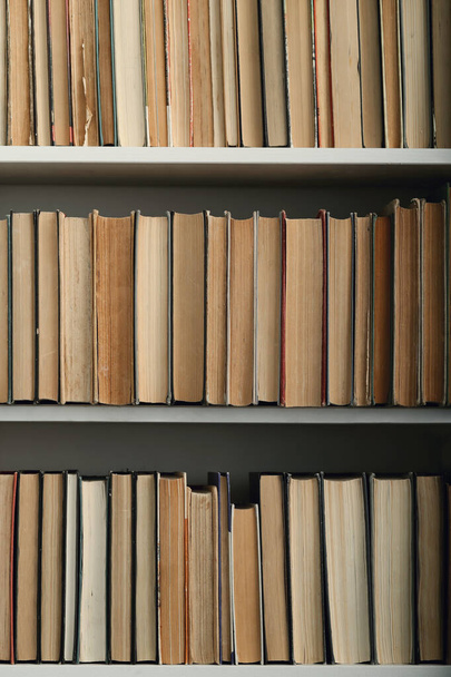 Libros en estantes de libros - Foto, Imagen