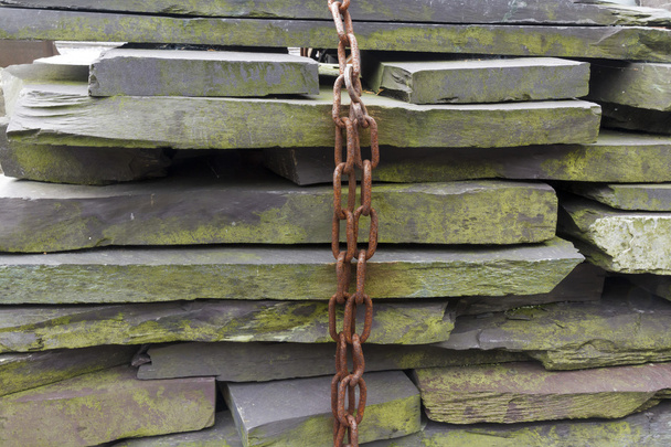břidlicové desky skládaný s řetězem - Fotografie, Obrázek