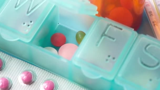 primer plano de pastillas y cápsulas en una caja de pastillas  - Imágenes, Vídeo