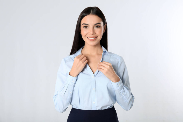 Portret van jonge zakenvrouw op witte achtergrond - Foto, afbeelding