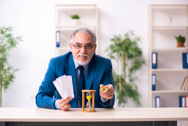 Anciano ganando dinero a través de Internet en concepto de gestión del tiempo - Foto, Imagen