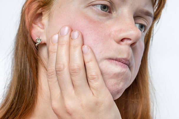 Mujer con una expresión dolorosa es tener dolor de muelas - concepto de dolor corporal - Foto, Imagen