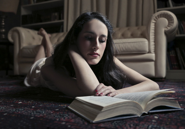 Young woman reading - Φωτογραφία, εικόνα
